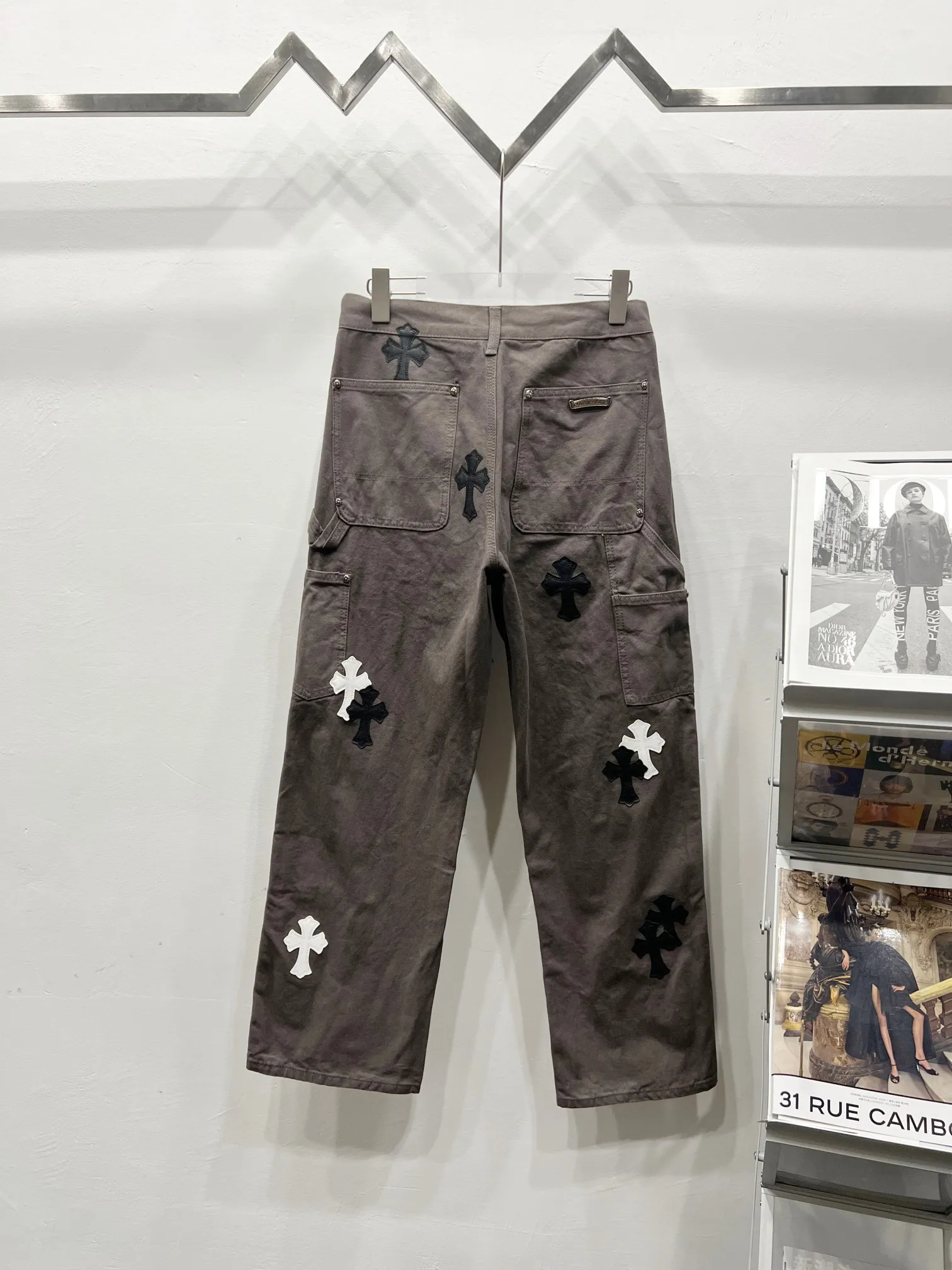 P260 Style number: (c038) Chrome hearts Cross patch leather jeans workwear logging pants Chrome hearts logging pants are here! ! ! CH Croix Heart Double Knee Cross Patch Leather Bo1 Style Logging Pants Straight-leg Work Pants B136 Croix Heart Cross Sanskrit Overalls Price 4W Level, Patched Cross Pattern Decoration, High Waist Washed Jeans! ! Absolutely high-end luxury products, 1.9W level god-level single products, super popular products, made by top heavy industry, not to be missed. About Zangyin, this is an extremely luxurious fashion brand, which can also be called the nobles of the high street. It has always been an exclusive brand of some hipsters or rich second generation. Compared with ordinary high streets, it is more luxurious and noble. Compared with luxury brands, it has a more fashionable personality and has always been a brand that I have a special liking for. Imported yarn is custom-woven into a high-density twill canvas, which ensures a crisp silhouette while also making the fabric feel very delicate. It follows the B01 classic silhouette, with a crisp and stylish upper body. The ready-made garments are stone-ground and fermented and can be matched with any style. Buttons and zinc are washed with genuine YKK retro metal products. Double-layered canvas on the front. Perfect details. All hardware is perfect. Size: s-XXL Color: Gray